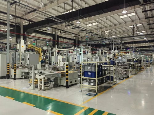 自動物流車來回穿梭,機器人自動上下物料,嘉定智能工廠未來感十足